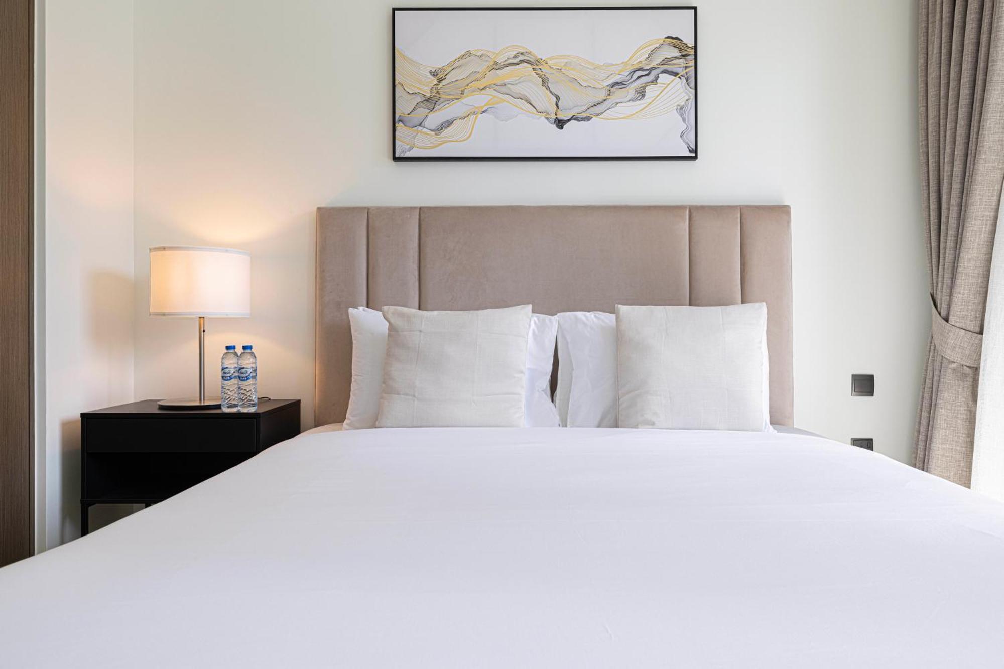 Homesgetaway -lavish 1br In Act One Downtown Апартаменти